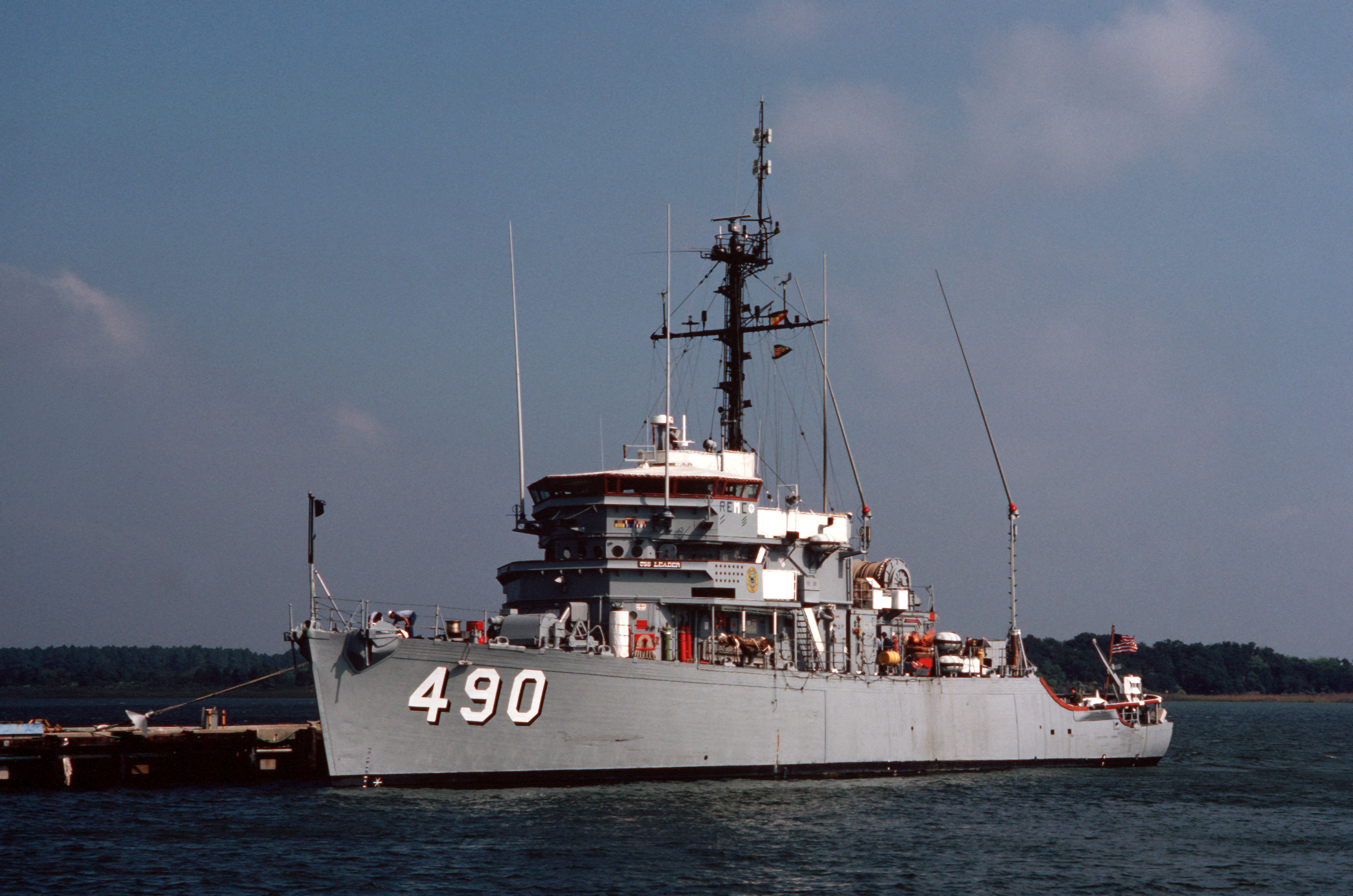 USS Leader (MSO-490)
